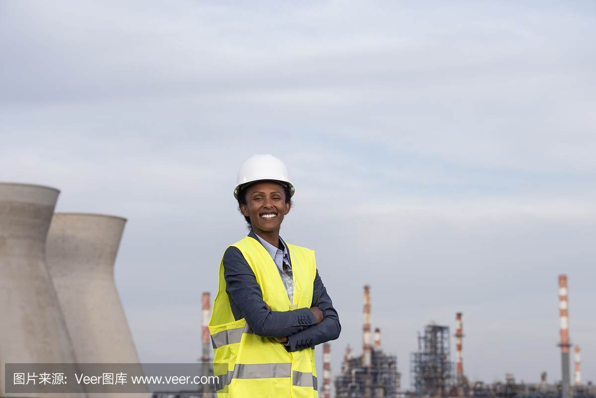 在化工廠工作的女商人。